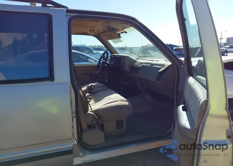 1993 Chevrolet Suburban C2500 from USA, damaged, VIN 1GNGC26K5PJ358409